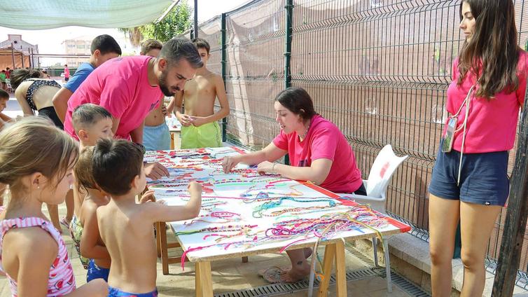 Una fiesta de convivencia en las piscinas puso fin a los campamento urbanos