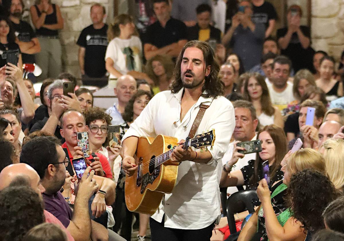 Andrés Suárez entre el público asistente.