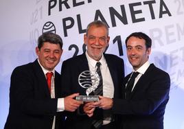 El trío de escritores ganó el Premio Planeta.