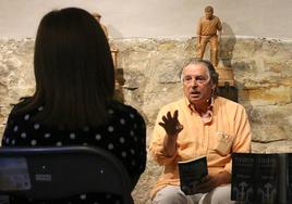 Juan José Almagro presentando un anterior libro.