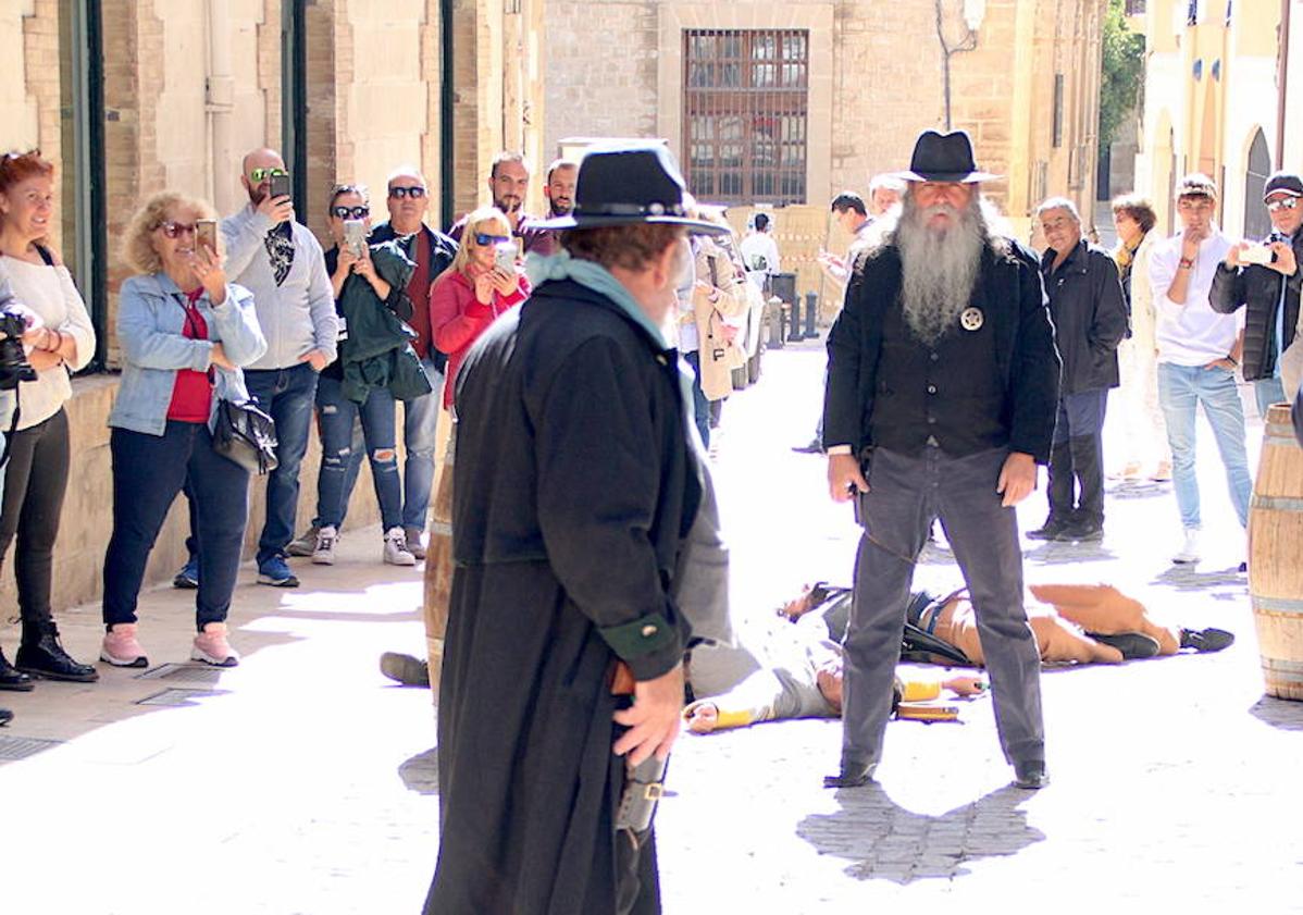 Imagen principal - Un duelo en plena calle ubetense.