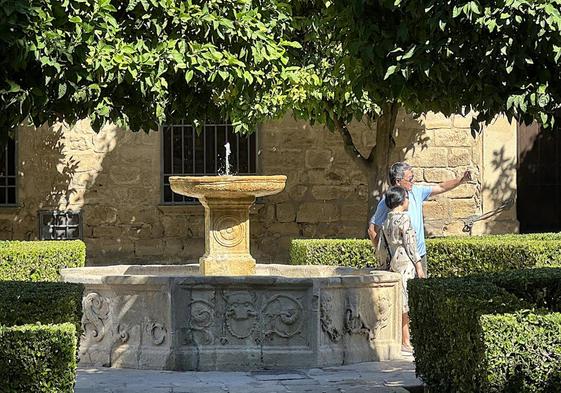 Turistas en la plaza Vázquez de Molina de Úbeda.