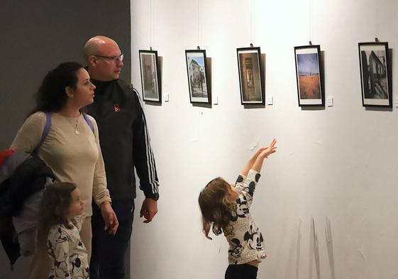 Visitantes en la exposición.