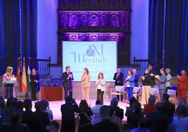 El público en pie durante el reconocimiento a Pilar Llop.