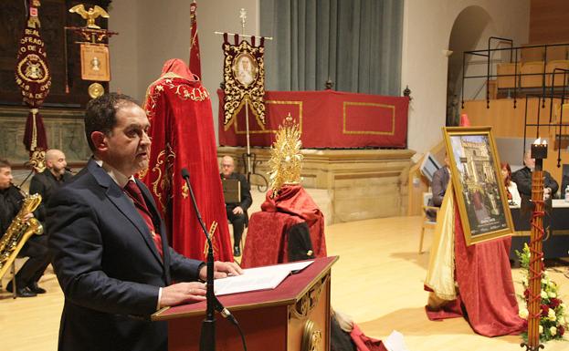 Imagen principal - Juan José Santisteban Moya, presentador, y Juan Ángel López Martínez, autor del cartel.