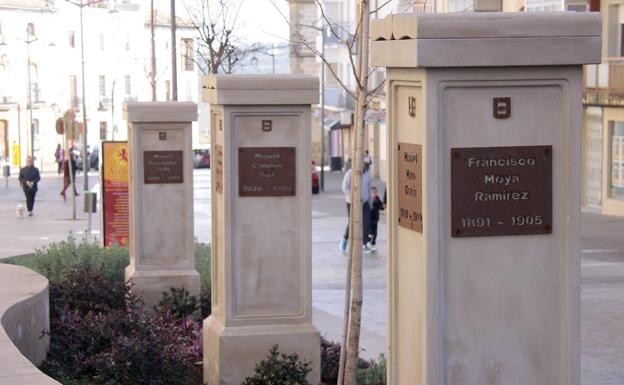 Imagen principal - Varios momentos del encuentro con la ciudadanía.