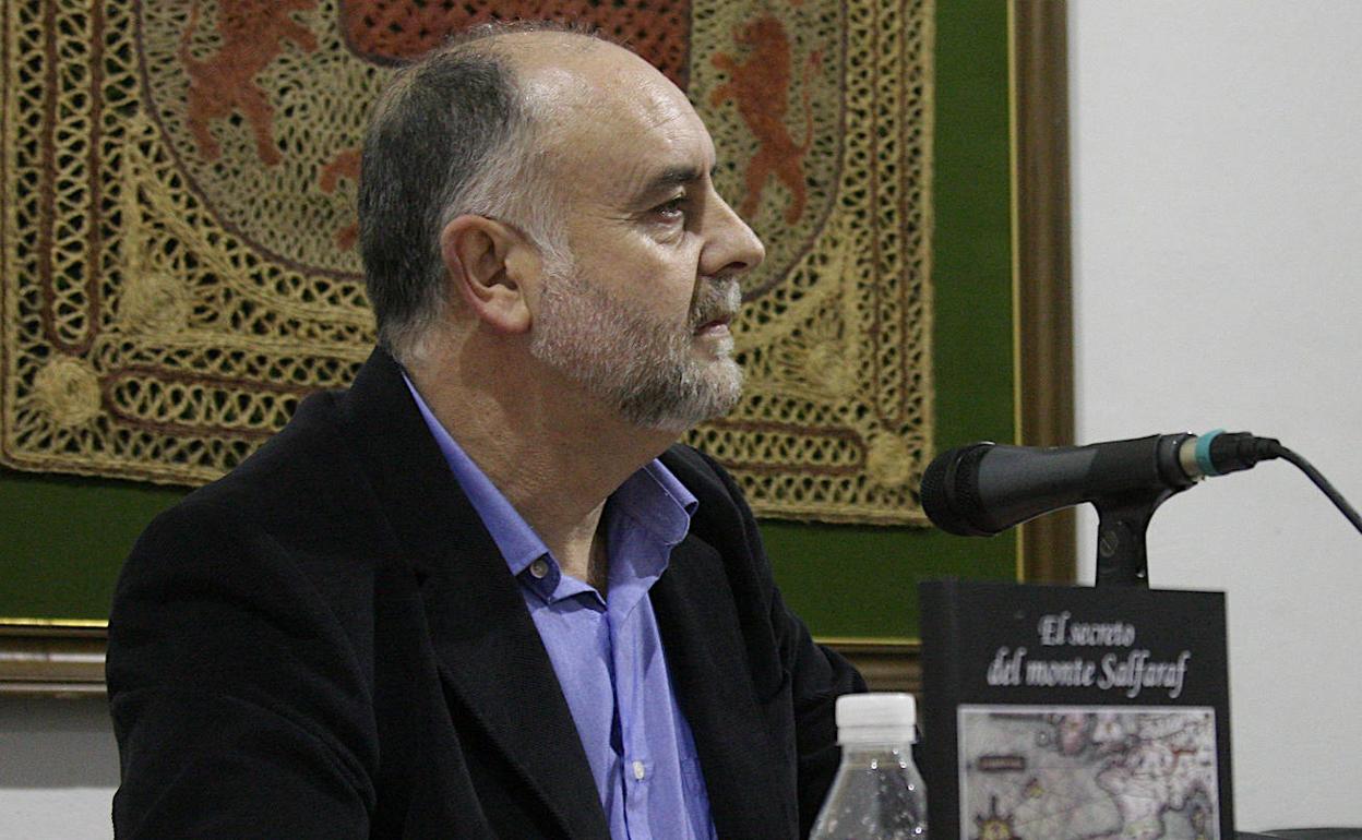 Manuel Martínez en la presentación de un anterior libro.