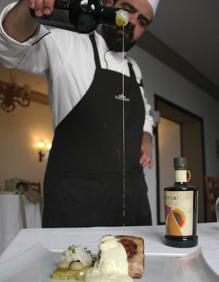 Imagen secundaria 2 - Presentación, algunos de los aceites y uno de los platos del Parador.