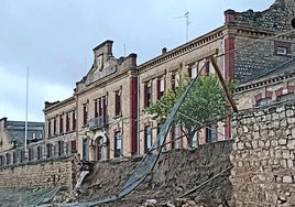 Desplome de parte del muro perimetral de la Academia.