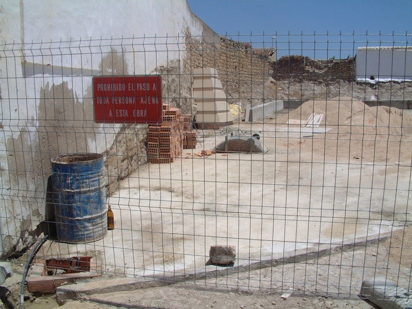 LUNES 16 DE JULIO DE 2001: Adecuación como zona verde de un solar en la calle Yedra