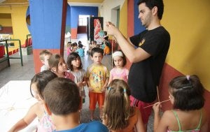 Un centenar de chavales participa en el campamento lúdico urbano