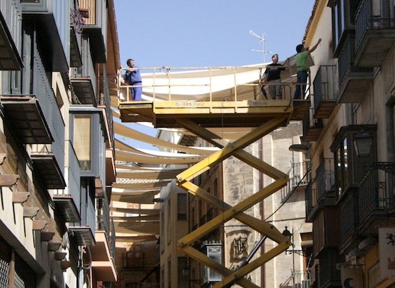 Retirada de los toldos de las calles Real y Mesones con un balance positivo