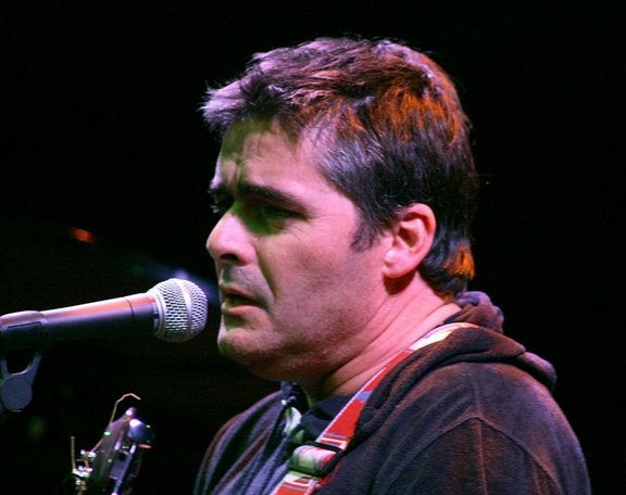 El polifacético cantautor Javier Batanero ofrecerá un concierto esta noche