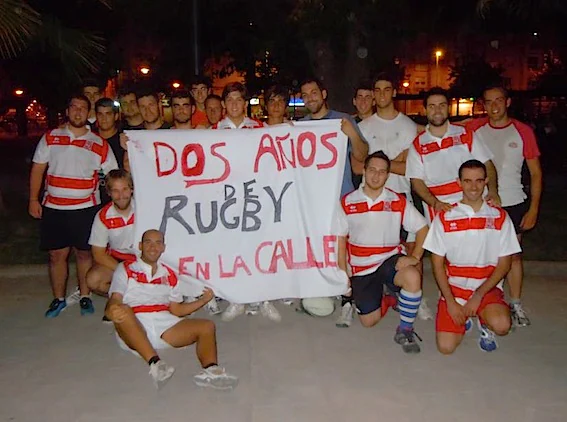 Practican rugby en la calle al no poder utilizar las instalaciones municipales