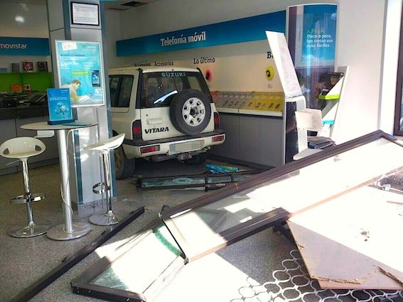 Alunizaje en una tienda de telefonía, serie de robos en viviendas e intento en una empresa que acabó con una detención