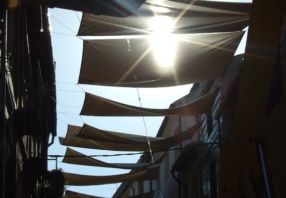 Alciser instalará toldos para dar sombra solamente en la calle Mesones