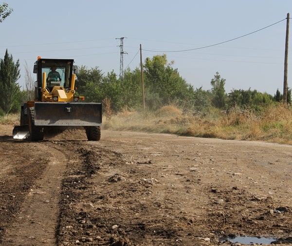 Úbeda aporta maquinaria para la mejora del  camino de acceso a la Cañada Real El Paso