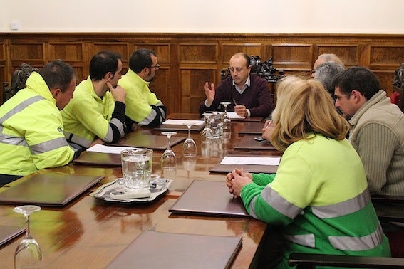 El alcalde reclama a FCC que resuelva la situación de los trabajadores de Emdesau porque los estatutos no permiten la subrogación