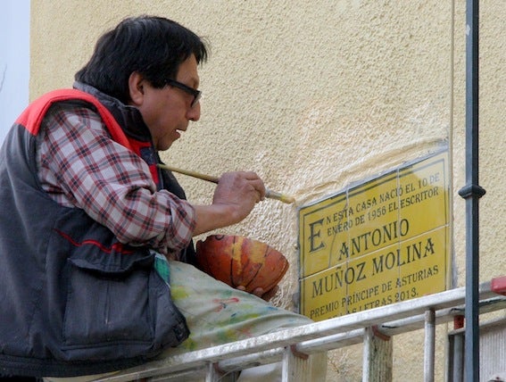 La huella de Antonio Muñoz Molina marcada con placas de cerámica