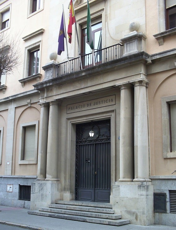 El dueño de dos locales en Andújar y Úbeda niega tener constancia de que hubiese prostitución