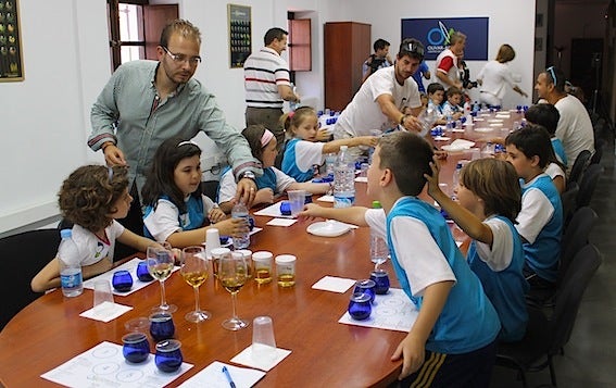 El campamento urbano giró una visita al Centro de Interpretación Olivar y Aceite como actividad formativa