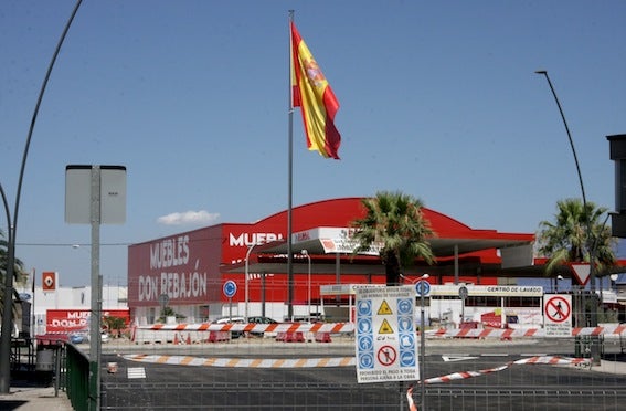 Disparidad de opiniones ante la colocación de una bandera de España en una rotonda