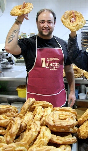 Artesanía y tradición en un taller de repostería de Semana Santa