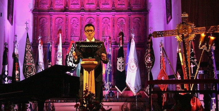 Música y reflexiones de un cofrade 'de hachón' en el pregón de Adrián Navarrete