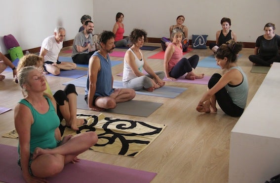 Decenas de personas celebraron el Día Mundial del Yoga