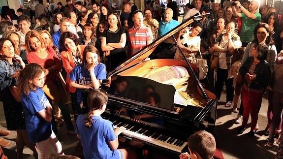 Un piano en mitad de la calle.