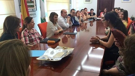 Reunión de los alumnos con la delegada del Gobierno.