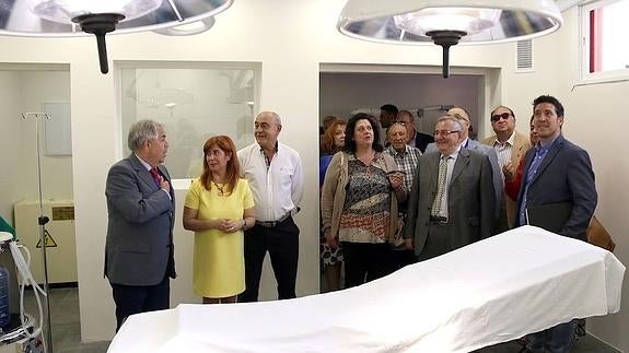 A la izquierda, Rafael Fuentes junto a la alcaldesa durante la inauguración.