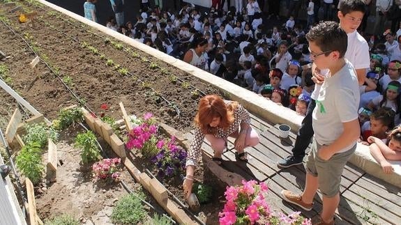 La alcaldesa y dos alumnos durante la inauguración.