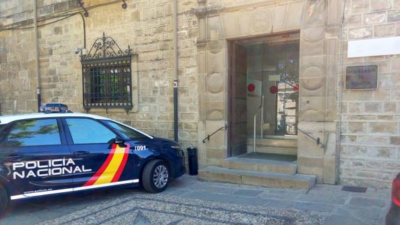 Detenido un empresario que estafaba a clientes falsificando firmas