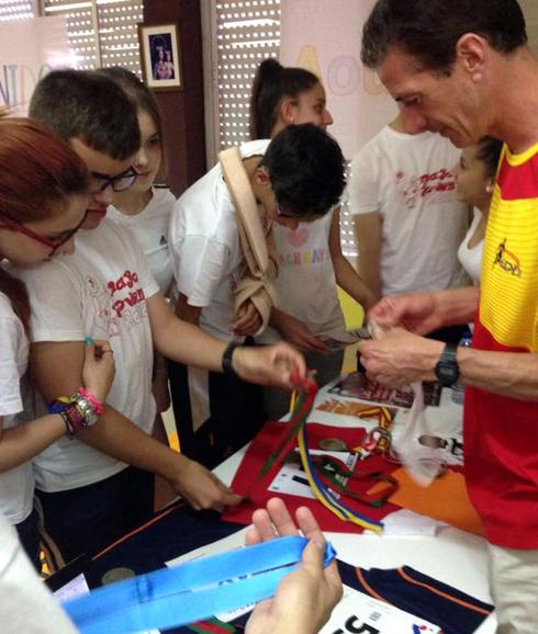 José Antonio González 'Aouita' con algunos alumnos.