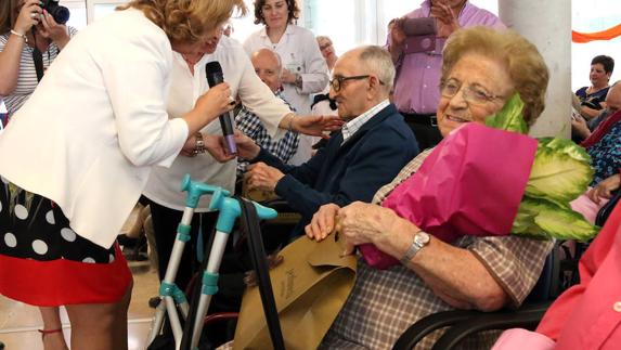 Homenaje a los más mayores de la residencia de Úbeda cuando se celebra el 25 aniversario del centro