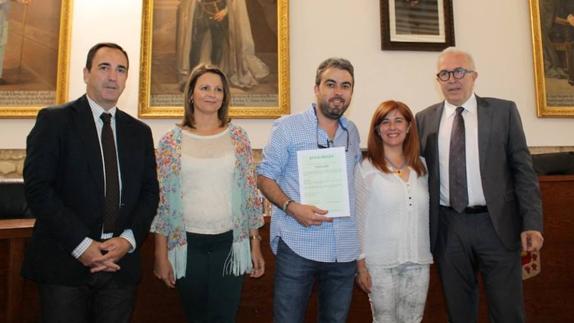 Melchor Martínez recibió el documento acreditativo en nombre de todos los socios.