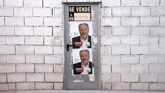 Diego de la Cruz Martínez en los carteles con los que fue candidato en las últimas municipales.