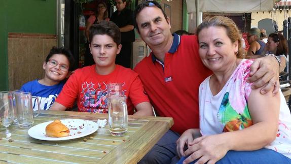 Lorenzo junto a su familia, el pasado fin de semana en Úbeda.