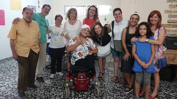 La delegada y la alcaldesa con responsables y parte del personal de la escuela ubetense.