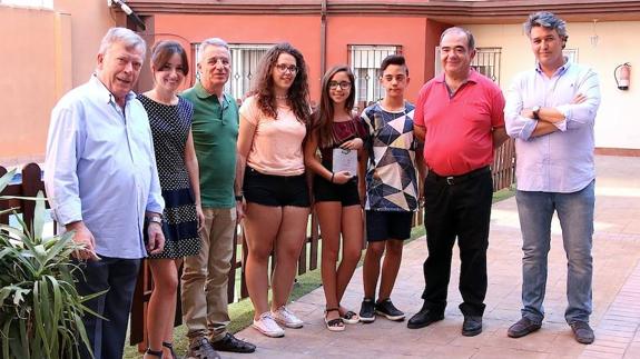 Momento de la entrega del colgante de la firma De Barro y Plata.