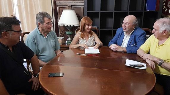 Momento de la firma del convenio.