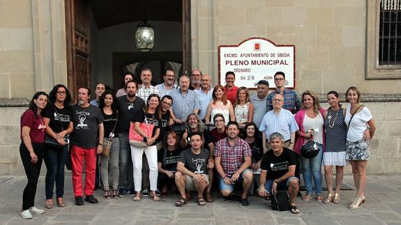 Representantes de la corporación que apoyaron la propuesta en pleno junto a miembros del colectivo Peor par el Sol. 