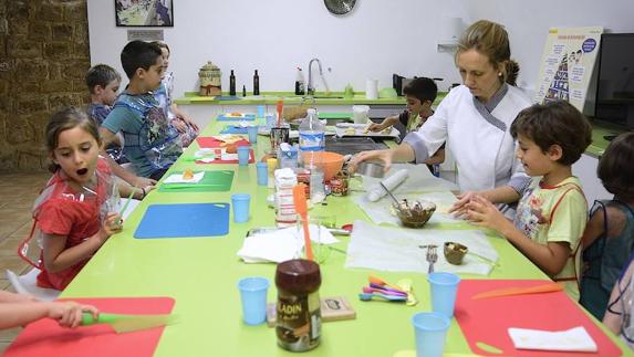 El Centro Olivar y Aceite acogió el taller de cocina infantil 'Con las manos en la masa'
