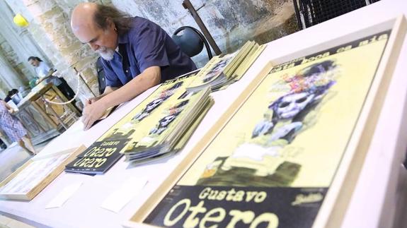 Gustavo Otero firmando uno de sus trabajos.