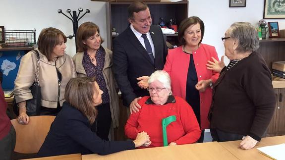 La consejera durante su visita a la residencia.