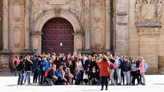 Un grupo de jóvenes turistas.