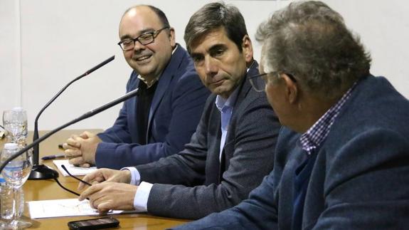 Miguel Pasquau, en el centro, durante su ponencia.
