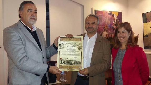 Jesús Maeso entrega el premio a Sixto Sánchez en presencia de la alcaldesa.