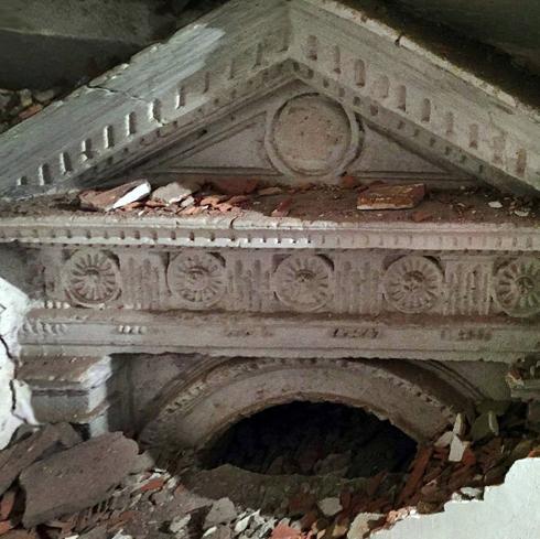 Parte de la portada hallada tras unos tabiques.